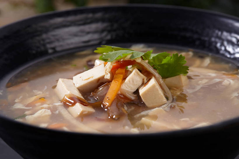 豆腐,无人,横图,俯视,室内,特写,白天,烹饪,中餐,餐桌,桌子,萝卜,胡萝卜,蔬菜,叶子,新鲜,陶瓷,香菜,腌菜,海带,浓汤,汤,料理,食品,绿叶,陶瓷制品,羹,菜肴,美食,食物,腌制,一个,黑色,容器,碗,中式,嫩叶,佳肴,有机食品,绿色食品,单个,餐台,中华料理,储藏,豆制品,储存,榨菜,黄萝卜,番萝卜,腌渍,胡菜,香荽,原荽,园荽,芫荽,江白菜,胡荽,莞荽,芫茜,芫蓿,莚葛草,莚荽菜,叶,叶片,红萝卜,甘荀,彩图,高角度拍摄,清脆,爽口,丁香萝卜,胡芦菔金,金笋,贮存,shjb1,胡辣汤,糊辣汤,辣糊汤