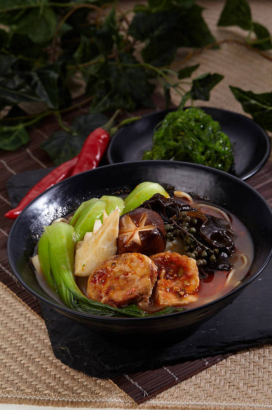 无人,竖图,俯视,室内,特写,白天,烹饪,中餐,餐桌,桌子,辣椒,蔬菜,叶子,切开,新鲜,陶瓷,菌菇,青菜,青椒,香菜,香菇,竹笋,调味,肉,香料,佐料,料理,食品,绿叶,陶瓷制品,菌类,木耳,笋,菜肴,美食,肉类,食物,两个,绿色,黑色,容器,碗,切,中式,嫩叶,食用菌,佳肴,有机食品,绿色食品,餐台,中华料理,储藏,黑木耳,花椒,山椒,配料,真菌,储存,小白菜,剖面,肉食,切面,辣角,红海椒,大椒,辣虎,广椒,胡菜,香荽,原荽,园荽,芫荽,作料,胡荽,莞荽,芫茜,芫蓿,莚葛草,莚荽菜,不结球白菜,椎茸,光木耳,大花椒,狗椒,红花椒,青花椒,蜀椒,香椒,叶,叶片,辣子,红辣椒,红椒,海椒,番椒,彩图,高角度拍摄,平庄菇,香菌,香蕈,贮存,shjb1,白总管,藤椒,万花针,竹叶花椒,竹叶总管