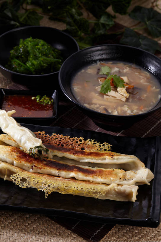 无人,竖图,俯视,室内,特写,白天,烹饪,中餐,餐桌,桌子,蔬菜,餐具,叶子,一堆,许多,切开,堆叠,堆积,新鲜,碟子,粉末,盘,陶瓷,韭菜,香菜,腌菜,调料,酱料,酱汁,面粉,浓汤,汤,油炸,油炸食品,佐料,料理,食品,锅贴,煎饺,面点,绿叶,陶瓷制品,调味品,很多,粮食,调味料,海菜,羹,酱,冷盘,菜肴,美食,食物,腌制,绿色,盘子,容器,碟,碗,切,四个,中式,嫩叶,粉,冷菜,凉菜,佳肴,有机食品,绿色食品,餐台,中华料理,储藏,堆,农产品,储存,榨菜,剖面,起阳草,腌渍,原材料,切面,胡菜,香荽,原荽,园荽,芫荽,韭,山韭,长生韭,粉状,胡荽,莞荽,芫茜,芫蓿,莚葛草,莚荽菜,叶,叶片,彩图,高角度拍摄,清脆,爽口,贮存,shjb1,胡辣汤,糊辣汤,辣糊汤,海菜花