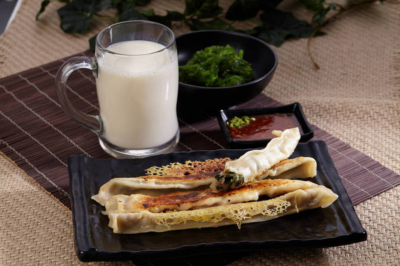 无人,横图,俯视,室内,特写,白天,烹饪,中餐,餐桌,桌子,蔬菜,杯子,餐具,叶子,一堆,许多,切开,堆叠,堆积,新鲜,碟子,粉末,盘,陶瓷,葱,韭菜,青葱,调料,酱料,酱汁,面粉,油炸,油炸食品,佐料,料理,食品,锅贴,煎饺,面点,绿叶,陶瓷制品,饮品,调味品,很多,一杯,粮食,调味料,海菜,酱,冷盘,菜肴,美食,玻璃制品,食物,饮料,绿色,白色,盘子,容器,水杯,碟,碗,切,四个,中式,嫩叶,粉,冷菜,凉菜,佳肴,有机食品,绿色食品,餐台,中华料理,储藏,堆,农产品,储存,可口,剖面,起阳草,原材料,切面,韭,山韭,长生韭,粉状,适口,叶,叶片,玻璃杯,彩图,高角度拍摄,贮存,shjb1,海菜花