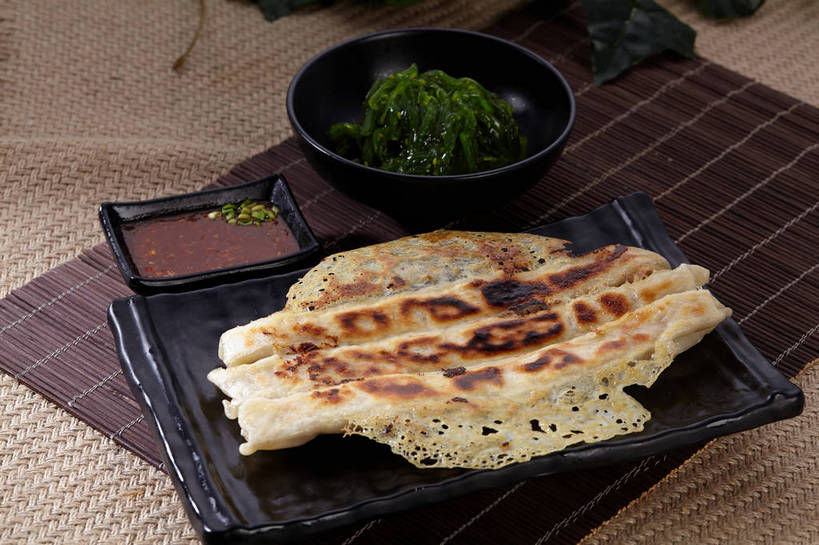 无人,横图,俯视,室内,特写,白天,烹饪,中餐,餐桌,桌子,蔬菜,餐具,切开,新鲜,碟子,粉末,盘,陶瓷,葱,青葱,调料,酱料,酱汁,面粉,肉,油炸,油炸食品,佐料,料理,食品,锅贴,煎饺,面点,陶瓷制品,调味品,粮食,调味料,猪肉,海菜,酱,冷盘,菜肴,美食,肉类,食物,三个,红色,绿色,盘子,容器,碟,碗,切,中式,粉,冷菜,凉菜,佳肴,有机食品,绿色食品,餐台,中华料理,储藏,农产品,储存,剖面,肉食,原材料,切面,豚肉,粉状,彩图,高角度拍摄,贮存,shjb1,海菜花