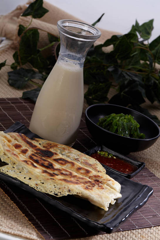 无人,竖图,俯视,室内,特写,白天,烹饪,中餐,餐桌,桌子,蔬菜,杯子,餐具,叶子,一堆,许多,切开,堆叠,堆积,新鲜,碟子,粉末,盘,陶瓷,葱,青葱,调料,酱料,酱汁,面粉,油炸,油炸食品,佐料,料理,食品,锅贴,煎饺,面点,绿叶,陶瓷制品,饮品,调味品,很多,一杯,粮食,调味料,海菜,酱,冷盘,菜肴,美食,玻璃制品,食物,饮料,绿色,白色,盘子,容器,水杯,碟,碗,切,四个,中式,嫩叶,粉,冷菜,凉菜,佳肴,有机食品,绿色食品,餐台,中华料理,储藏,堆,农产品,储存,可口,剖面,原材料,切面,粉状,适口,叶,叶片,玻璃杯,彩图,高角度拍摄,贮存,shjb1,海菜花