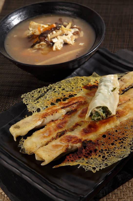 豆腐,无人,竖图,俯视,室内,特写,白天,烹饪,中餐,餐桌,桌子,蔬菜,餐具,切开,新鲜,碟子,粉末,盘,陶瓷,腌菜,面粉,浓汤,肉,汤,油炸,油炸食品,料理,食品,锅贴,煎饺,面点,陶瓷制品,粮食,猪肉,羹,菜肴,美食,肉类,食物,腌制,两个,黑色,盘子,容器,碟,碗,切,中式,粉,佳肴,有机食品,绿色食品,餐台,中华料理,储藏,农产品,豆制品,储存,榨菜,剖面,肉食,腌渍,原材料,切面,豚肉,粉状,彩图,高角度拍摄,清脆,爽口,贮存,shjb1,胡辣汤,糊辣汤,辣糊汤