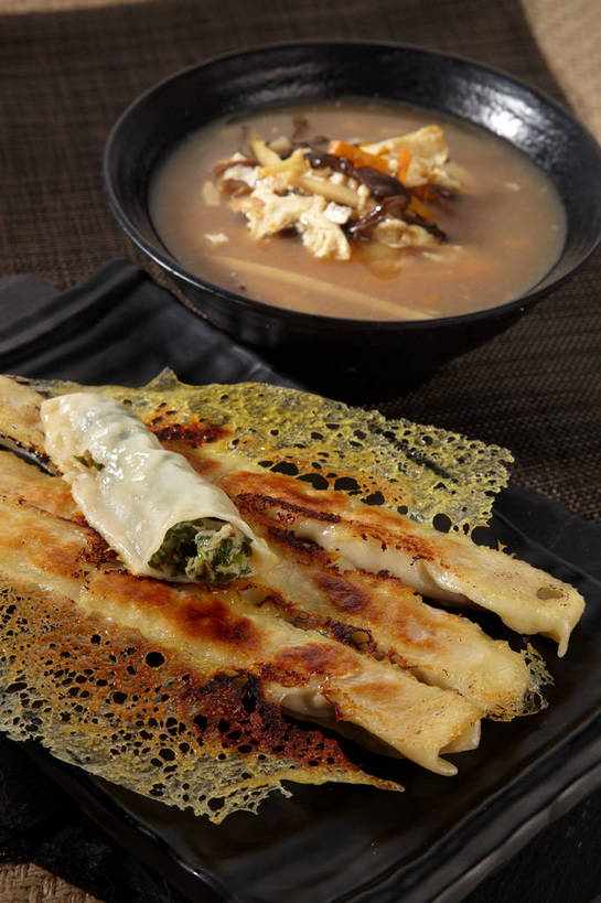 豆腐,无人,竖图,俯视,室内,特写,白天,烹饪,中餐,餐桌,桌子,蔬菜,餐具,切开,新鲜,碟子,粉末,盘,陶瓷,腌菜,面粉,浓汤,肉,汤,油炸,油炸食品,料理,食品,锅贴,煎饺,面点,陶瓷制品,粮食,猪肉,羹,菜肴,美食,肉类,食物,腌制,两个,黑色,盘子,容器,碟,碗,切,中式,粉,佳肴,有机食品,绿色食品,餐台,中华料理,储藏,农产品,豆制品,储存,榨菜,剖面,肉食,腌渍,原材料,切面,豚肉,粉状,彩图,高角度拍摄,清脆,爽口,贮存,shjb1,胡辣汤,糊辣汤,辣糊汤