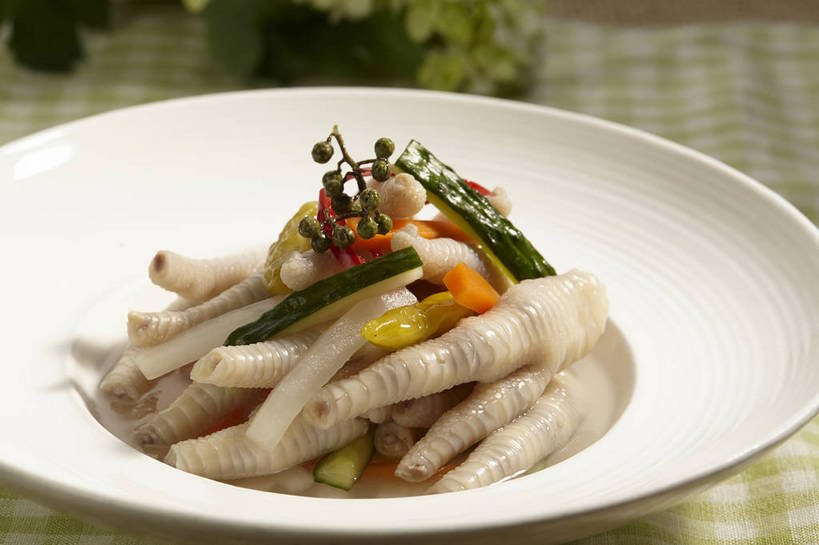 无人,横图,俯视,室内,特写,白天,烹饪,中餐,植物,餐桌,桌子,萝卜,胡萝卜,白萝卜,黄瓜,蔬菜,餐具,叶子,切开,新鲜,盛开,碟子,盘,青椒,调料,调味,香料,佐料,料理,食品,调味品,调味料,花蕾,菜肴,美食,花,花瓣,花朵,花卉,鲜花,食物,一个,绿色,白色,盘子,碟,花苞,花蕊,切,橙色,中式,佳肴,有机食品,绿色食品,单个,餐台,中华料理,泡椒,花椒,山椒,配料,川菜,黄萝卜,番萝卜,凤爪,鸡爪,剖面,切面,作料,四川菜,大花椒,狗椒,红花椒,青花椒,蜀椒,香椒,青瓜,莱菔,胡瓜,红萝卜,红椒,甘荀,彩图,高角度拍摄,鸡脚,丁香萝卜,胡芦菔金,金笋,鱼辣子,麻椒,泡椒凤爪,shjb1