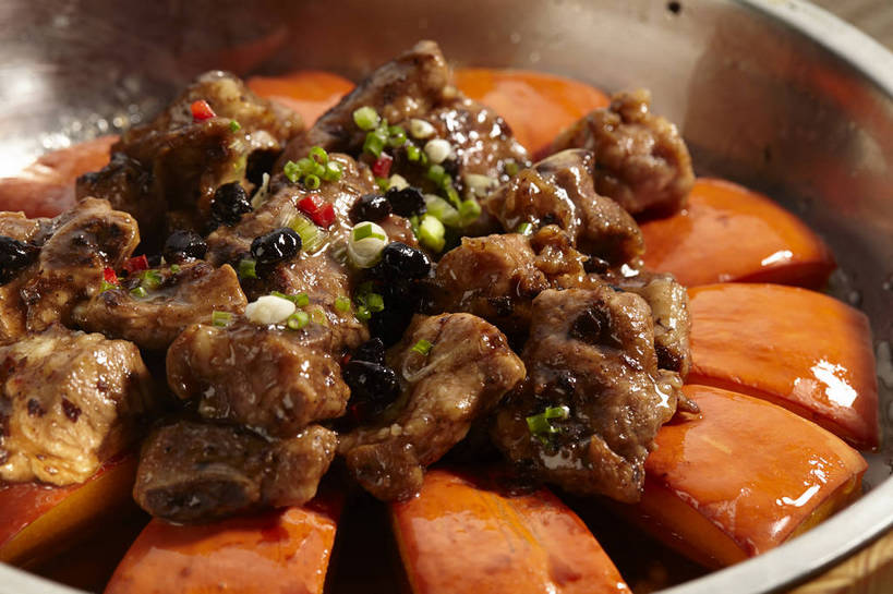 骨骼,无人,横图,俯视,室内,特写,白天,烹饪,中餐,蔬菜,金属制品,一堆,许多,阴影,堆叠,堆积,新鲜,反射,金属,影子,葱,青葱,红烧,排骨,肉,料理,食品,骨头,很多,猪肉,菜肴,美食,肉类,食物,一个,绿色,容器,碗,红烧肉,中式,佳肴,有机食品,绿色食品,单个,中华料理,储藏,堆,骨架,储存,五花肉,小排,肉食,豚肉,红烧菜,肋条肉,三层肉,彩图,高角度拍摄,贮存,shjb1