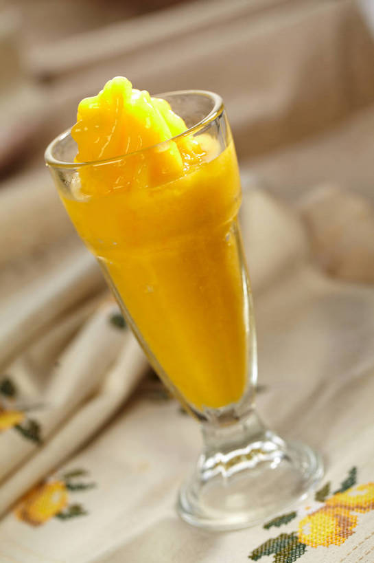 无人,竖图,俯视,室内,特写,白天,餐桌,桌子,芒果,杯子,朦胧,模糊,纹路,纹理,冰,冰沙,一杯,清凉,冷冻,玻璃制品,一个,餐巾,水杯,冷饮,舒服,橙色,寒冷,冷藏,单个,餐台,解暑,解渴,舒爽,肌理,消暑,保鲜,保洁方巾,口布,玻璃杯,望果,蜜望,檬果,闷果,漭果,杧果,庵波罗果,彩图,高角度拍摄,芒果冰沙,沐昔,思沐昔,shjb1