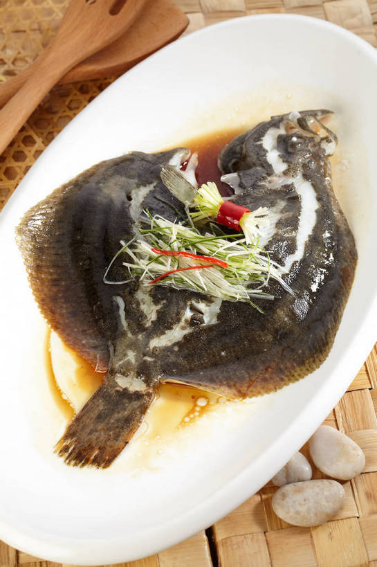 海鲜,无人,竖图,俯视,室内,特写,白天,烹饪,中餐,石头,餐桌,桌子,姜,辣椒,蔬菜,餐具,新鲜,木制,鱼,叉子,碟子,盘,石子,勺子,葱,青葱,调料,酱料,酱汁,肉,鱼肉,佐料,料理,食品,调味品,调味料,水产,酱,菜肴,美食,肉类,鱼类,海洋生物,食物,三个,红色,绿色,盘子,木制品,调羹,碟,汤匙,中式,鹅卵石,佳肴,有机食品,绿色食品,餐台,中华料理,水生动物,海产品,止咳,水生物,肉食,按摩石,海底动物,餐叉,蒸菜,大菱鲆,辣角,红海椒,大椒,辣虎,广椒,止痛,解毒,瘤棘鲆,发汗,温肺,温胃,行气,止呕,百辣云,进餐用具,石块,生姜,老姜,辣子,红辣椒,海椒,番椒,彩图,高角度拍摄,清蒸鱼,散寒,多宝鱼,欧洲比目鱼,shjb1,清蒸多宝鱼