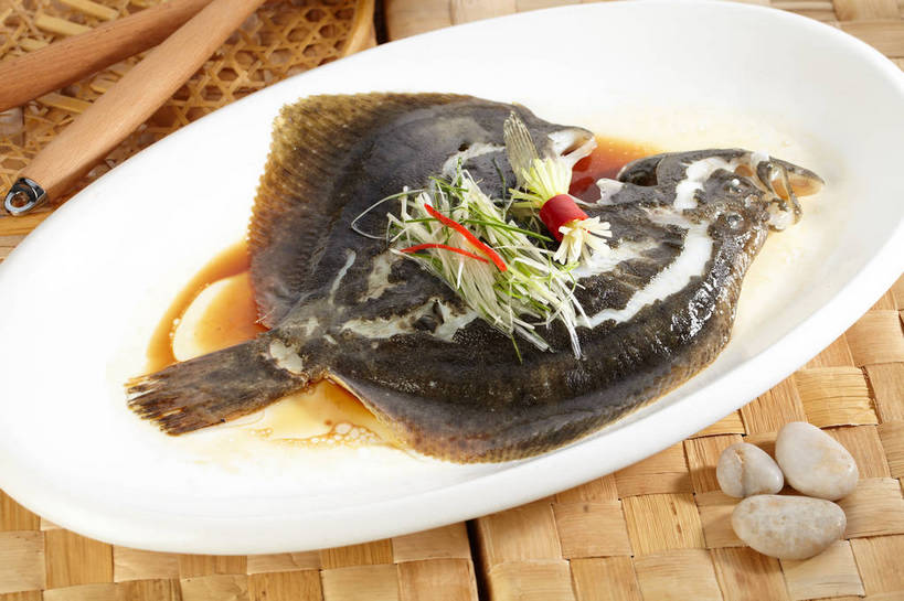 海鲜,无人,横图,俯视,室内,特写,白天,烹饪,中餐,石头,餐桌,桌子,姜,辣椒,蔬菜,餐具,新鲜,木制,鱼,叉子,碟子,盘,石子,勺子,葱,青葱,调料,酱料,酱汁,肉,鱼肉,佐料,料理,食品,调味品,调味料,水产,酱,菜肴,美食,肉类,鱼类,海洋生物,食物,三个,红色,绿色,盘子,木制品,调羹,碟,汤匙,中式,鹅卵石,佳肴,有机食品,绿色食品,餐台,中华料理,水生动物,海产品,止咳,水生物,肉食,按摩石,海底动物,餐叉,蒸菜,大菱鲆,辣角,红海椒,大椒,辣虎,广椒,止痛,解毒,瘤棘鲆,发汗,温肺,温胃,行气,止呕,百辣云,进餐用具,石块,生姜,老姜,辣子,红辣椒,海椒,番椒,彩图,高角度拍摄,清蒸鱼,散寒,多宝鱼,欧洲比目鱼,shjb1,清蒸多宝鱼