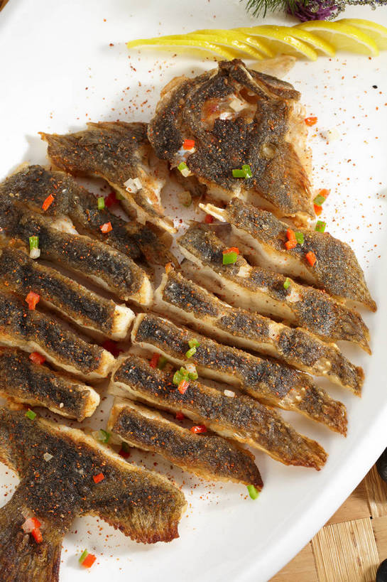 海鲜,无人,竖图,俯视,室内,特写,白天,烹饪,中餐,餐桌,桌子,柠檬,蔬菜,餐具,水果,叶子,切开,新鲜,盛开,鱼,碟子,盘,葱,青葱,生食,料理,食品,果实,绿叶,花蕾,蔬果,水产,菜肴,美食,鱼类,海洋生物,花,花瓣,花朵,鲜花,食物,排列,一个,盘子,碟,花苞,花蕊,切,中式,嫩叶,佳肴,有机食品,绿色食品,单个,餐台,中华料理,水生动物,海产品,水生物,剖面,海底动物,切面,大菱鲆,摆列,瘤棘鲆,叶,叶片,益母果,柠果,彩图,高角度拍摄,布列,分列,多宝鱼,欧洲比目鱼,shjb1