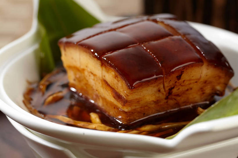 无人,横图,俯视,室内,特写,白天,烹饪,中餐,餐桌,桌子,蔬菜,叶子,一排,切开,朦胧,模糊,新鲜,整齐,并列,并排,陶瓷,调料,酱料,酱汁,肉,佐料,料理,食品,绿叶,陶瓷制品,调味品,调味料,猪肉,酱,菜肴,美食,肉类,食物,排列,一个,容器,碗,红烧肉,切,中式,嫩叶,佳肴,有机食品,绿色食品,单个,餐台,中华料理,储藏,储存,队列,五花肉,平行,剖面,肉食,东坡肉,切面,豚肉,肋条肉,三层肉,叶,叶片,彩图,高角度拍摄,浙江菜,浙菜,贮存,shjb1