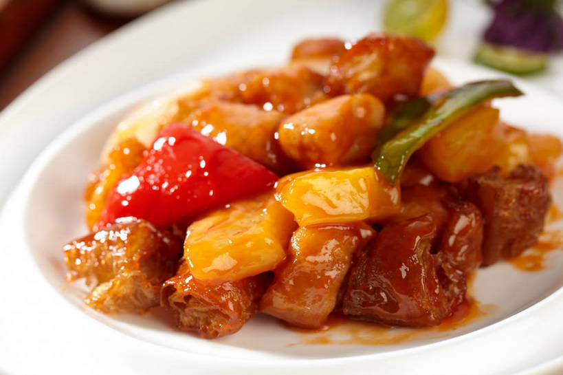 无人,横图,俯视,室内,特写,白天,烹饪,中餐,菠萝,辣椒,餐具,水果,一堆,许多,堆叠,堆积,朦胧,模糊,新鲜,碟子,盘,陶瓷,调料,酱料,酱汁,肉,生食,佐料,料理,食品,果实,陶瓷制品,调味品,很多,调味料,咕咾肉,咕噜肉,猪肉,酱,菜肴,美食,肉类,食物,一个,黄色,红色,盘子,碟,中式,佳肴,有机食品,绿色食品,单个,中华料理,堆,里脊肉,肉食,辣角,红海椒,大椒,辣虎,广椒,豚肉,甜酸肉,广东菜,粤菜,凤梨,辣子,红辣椒,海椒,番椒,彩图,高角度拍摄,里脊,猪里脊肉,菠萝咕噜肉,菠萝咕咾肉,菠萝古老肉,shjb1