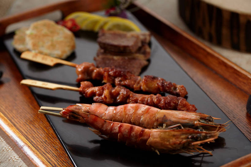 海鲜,骨骼,无人,横图,俯视,室内,特写,白天,烹饪,烧烤,餐桌,桌子,柠檬,餐具,水果,一排,切开,朦胧,模糊,新鲜,整齐,木制,碟子,盘,陶瓷,鸡肉,肉,生食,虾,料理,食品,果实,陶瓷制品,骨头,水产,菜肴,美食,肉类,竹签,海洋生物,食物,排列,两个,黄色,黑色,盘子,木制品,碟,切,佳肴,有机食品,绿色食品,对虾,餐台,骨架,队列,水生动物,海产品,水生物,剖面,肉食,海底动物,骨肉相连,切面,取食签,软骨,益母果,柠果,彩图,高角度拍摄,shjb1