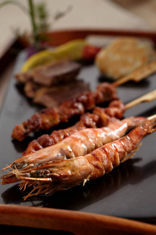 海鲜,骨骼,无人,竖图,俯视,室内,特写,白天,烹饪,烧烤,餐桌,桌子,柠檬,餐具,水果,一排,切开,朦胧,模糊,新鲜,整齐,木制,碟子,盘,陶瓷,鸡肉,肉,生食,虾,料理,食品,果实,陶瓷制品,骨头,水产,菜肴,美食,肉类,竹签,海洋生物,食物,排列,两个,黄色,黑色,盘子,木制品,碟,切,佳肴,有机食品,绿色食品,对虾,餐台,骨架,队列,水生动物,海产品,水生物,剖面,肉食,海底动物,骨肉相连,切面,取食签,软骨,益母果,柠果,彩图,高角度拍摄,shjb1