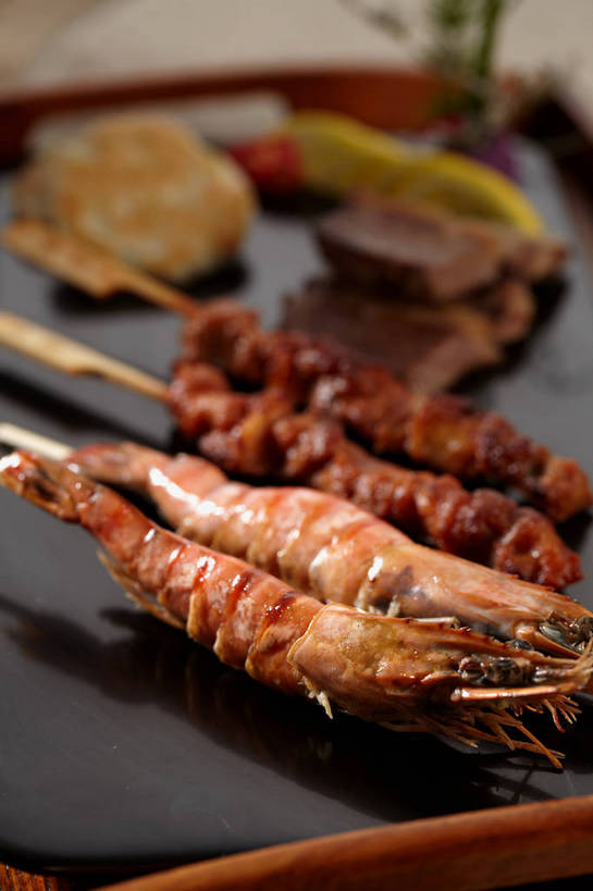 海鲜,骨骼,无人,竖图,俯视,室内,特写,白天,烹饪,烧烤,餐桌,桌子,柠檬,餐具,水果,一排,切开,朦胧,模糊,新鲜,整齐,木制,碟子,盘,陶瓷,鸡肉,肉,生食,虾,料理,食品,果实,陶瓷制品,骨头,水产,菜肴,美食,肉类,竹签,海洋生物,食物,排列,两个,黄色,黑色,盘子,木制品,碟,切,佳肴,有机食品,绿色食品,对虾,餐台,骨架,队列,水生动物,海产品,水生物,剖面,肉食,海底动物,骨肉相连,切面,取食签,软骨,益母果,柠果,彩图,高角度拍摄,shjb1