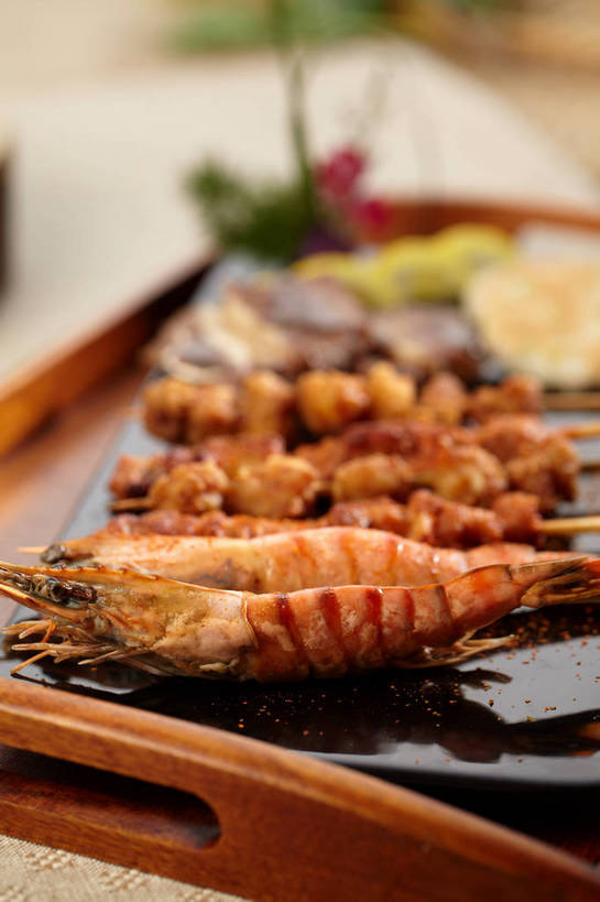 海鲜,骨骼,无人,竖图,俯视,室内,特写,白天,烹饪,烧烤,餐桌,桌子,柠檬,餐具,水果,一排,切开,朦胧,模糊,新鲜,整齐,木制,碟子,粉末,盘,陶瓷,调味,鸡肉,肉,生食,虾,香料,佐料,料理,食品,果实,陶瓷制品,骨头,水产,菜肴,美食,肉类,竹签,海洋生物,食物,排列,两个,黄色,黑色,盘子,木制品,碟,切,粉,佳肴,有机食品,绿色食品,对虾,餐台,配料,骨架,队列,水生动物,海产品,水生物,剖面,肉食,海底动物,骨肉相连,切面,取食签,软骨,作料,粉状,粉剂,益母果,柠果,彩图,高角度拍摄,shjb1