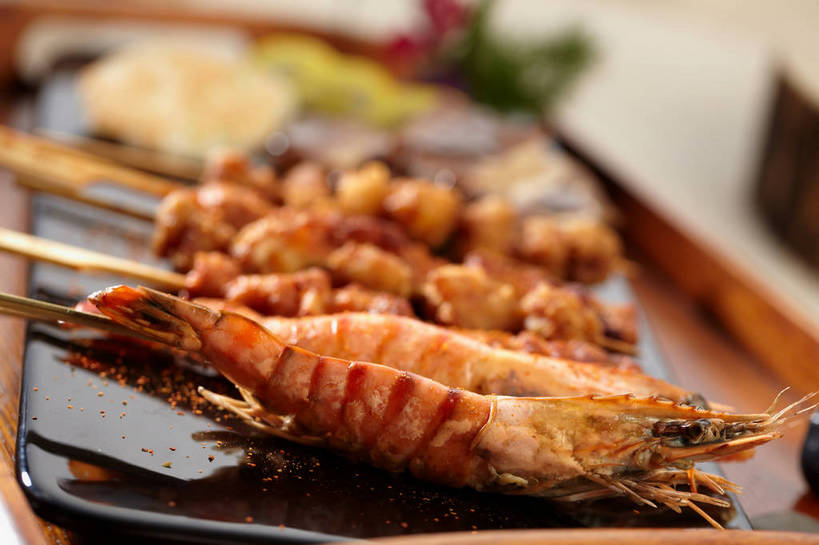 海鲜,骨骼,无人,横图,俯视,室内,特写,白天,烹饪,烧烤,餐桌,桌子,柠檬,餐具,水果,一排,切开,朦胧,模糊,新鲜,整齐,木制,碟子,粉末,盘,陶瓷,调味,鸡肉,肉,生食,虾,香料,佐料,料理,食品,果实,陶瓷制品,骨头,水产,菜肴,美食,肉类,竹签,海洋生物,食物,排列,两个,黄色,黑色,盘子,木制品,碟,切,粉,佳肴,有机食品,绿色食品,对虾,餐台,配料,骨架,队列,水生动物,海产品,水生物,剖面,肉食,海底动物,骨肉相连,切面,取食签,软骨,作料,粉状,粉剂,益母果,柠果,彩图,高角度拍摄,shjb1