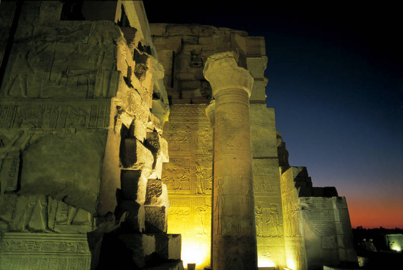 寺庙,横图,彩色,室外,旅游,度假,名胜古迹,标志建筑,地标,建筑,夜景,非洲,埃及,遗迹,文化遗产,灯光,神庙,古迹,文化,文物,娱乐,建设,古建筑,石雕,石刻,灯,享受,休闲,石壁,旅游胜地,放松,摄影,古代建筑,文明,古文明,北非,阿拉伯埃及共和国,金字塔之国,棉花之国,阿非利加洲,奇迹,古埃及文明,古代文明,康翁波神庙,夜,彩图,旅行,庙,康翁波,bj174