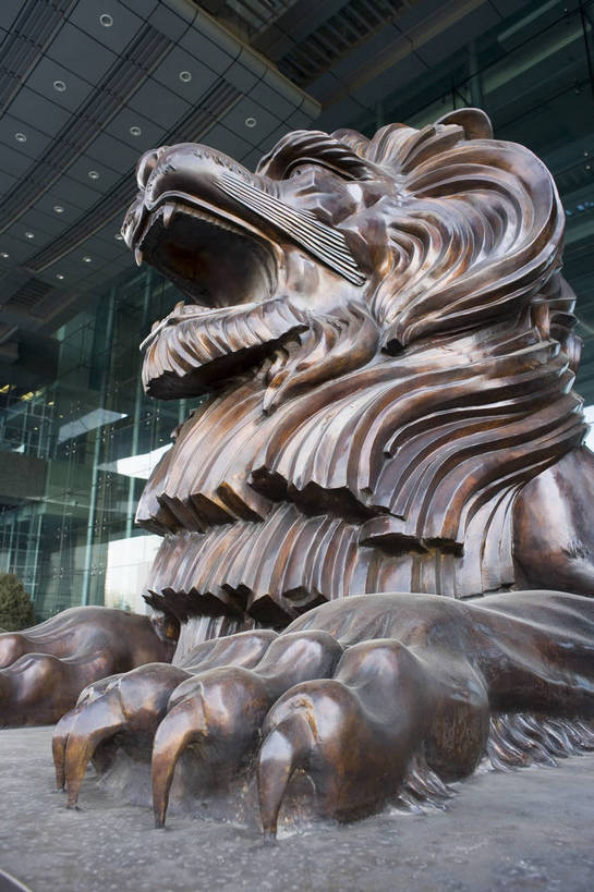 竖图,彩色,室外,白天,旅游,度假,美景,天际线,城市风光,城市,建筑,哺乳动物,野生动物,狮子,雕塑,北京,中国,亚洲,辟邪,繁华,艺术,装饰,标志,雕刻,雕像,景观,文化,娱乐,现代,建筑物,动物,工艺品,祈祷,享受,休闲,健康,景色,放松,气派,许愿,金融,摄影,经济,纪念,祈求,美术,主题,凶猛,流通,陈列,贸易,东亚,发展,中华人民共和国,功能,美学,驱邪,祛邪,避邪,威严,守护神,繁荣,发达,残暴,平安,凶残,彩图,旅行,高楼,铜雕,金融街,铜狮,铜狮子,bj174