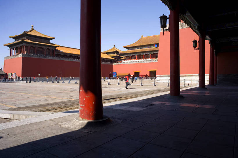 故宫,宫殿,横图,室外,白天,旅游,建材,建筑,雕塑,北京,中国,亚洲,清澈,艺术,装饰,龙,雕刻,雕像,瓦片,柱子,墙,屋顶,文化遗产,艺术品,首都,瓦,顶,历史,立柱,建筑物,古代,蓝色,天空,工艺品,紫禁城,橙色,建造,纪念,严肃,明亮,美术,蓝,权威,中国文化,主题,陈列,建筑材料,东亚,屋瓦,首府,中华人民共和国,功能,美学,权力,威严,权势,古远,明澈,清彻,清亮,势力,尊严,橙,旅行,传统文化,屋面瓦,bj174