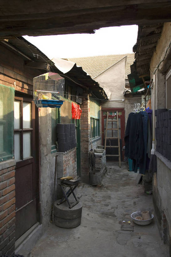 竖图,彩色,室外,白天,旅游,度假,名胜古迹,标志建筑,城市,道路,地标,胡同,建筑,街道,路,公路,北京,中国,亚洲,遗迹,民俗,墙,小巷,交通,古迹,文物,娱乐,建设,古建筑,建筑物,享受,休闲,旅游胜地,放松,竖,摄影,旧的,中国文化,古文明,东亚,中华人民共和国,平民,马路,彩图,旅行,传统文化,bj174