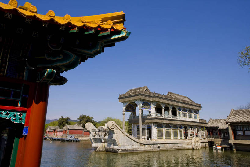 公园,颐和园,寺庙,宫殿,横图,彩色,室外,白天,旅游,湖,建筑,船,雕塑,北京,中国,亚洲,清澈,神话,龙,雕刻,雕像,塑像,亭子,文化遗产,小船,首都,历史,建筑物,树,古代,天空,休闲,摄影,活动,严肃,明亮,权威,权利,文明,中国文化,东亚,海淀区,万寿山,昆明湖,首府,中华人民共和国,北京市,京,北平,华北地区,权力,威严,权势,皇家园林,古远,空闲,明澈,清彻,清亮,石舫,清漪园,势力,尊严,彩图,旅行,庙,寺,传统文化,艇,bj174