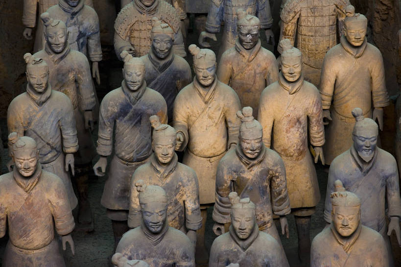 横图,彩色,室内,特写,白天,旅游,度假,名胜古迹,标志建筑,地标,建筑,雕塑,兵马俑,西安,中国,亚洲,许多,士兵,局部,遗迹,艺术,装饰,雕刻,雕像,浮雕,塑像,泥土,文化遗产,艺术品,很多,古迹,历史,文物,娱乐,建设,古建筑,建筑物,古代,工艺品,享受,休闲,旅游胜地,放松,摄影,古董,纪念,战士,美术,古物,文明,中国文化,主题,陈列,古玩,古文明,东亚,武装,陕西,陕西省,军队,中华人民共和国,功能,美学,古远,古代文明,一致,男人,男性,彩图,旅行,传统文化,服从,bj174
