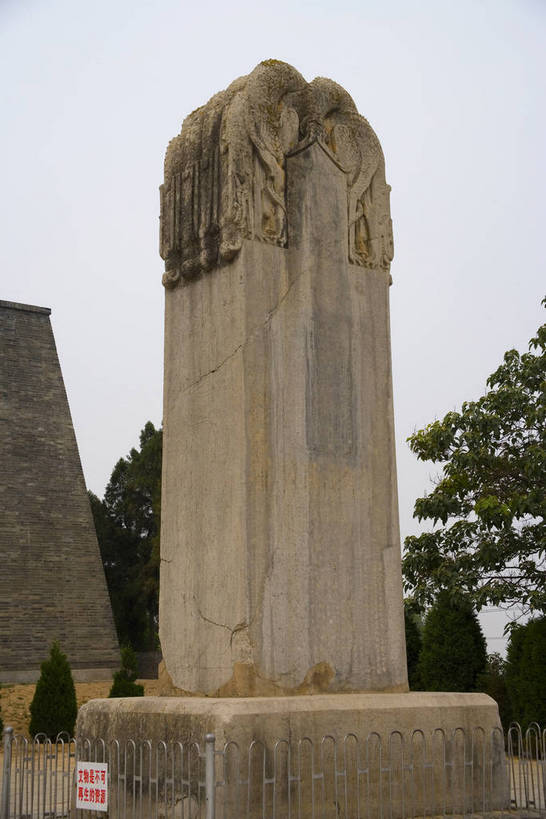 竖图,彩色,室外,特写,白天,旅游,石头,道路,建筑,路,雕塑,兵马俑,西安,中国,亚洲,局部,艺术,装饰,雕刻,雕像,浮雕,石子,塑像,图案,图形,泥土,文化遗产,纪念碑,艺术品,历史,建筑物,古代,工艺品,墓地,竖,摄影,纪念,美术,固定,陵墓,中国文化,主题,陈列,东亚,结实,陕西,陕西省,秦始皇陵,西安市,临潼,骊山,中华人民共和国,省会,功能,美学,安稳,牢固,可靠,西北地区,陕,古远,古代文明,巩固,坚固,牢靠,石,石块,彩图,旅行,临潼区,传统文化,秦陵,bj174