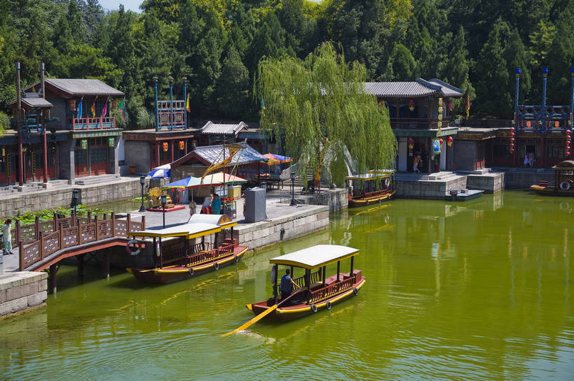 横图,彩色,室外,白天,旅游,度假,名胜古迹,标志建筑,地标,建筑,船,北京,避暑山庄,中国,亚洲,清澈,遗迹,亭子,文化遗产,小船,古迹,文物,娱乐,建设,古建筑,建筑物,游船,树,蓝色,绿色,天空,享受,休闲,旅游胜地,放松,摄影,明亮,蓝,权威,高贵,中国文化,绿,参观,古文明,东亚,中华人民共和国,华北地区,权力,河北,河北省,冀,权势,承德,承德市,空闲,明澈,清彻,清亮,势力,河,旅游者,彩图,旅行,承德避暑山庄,传统文化,艇,bj174