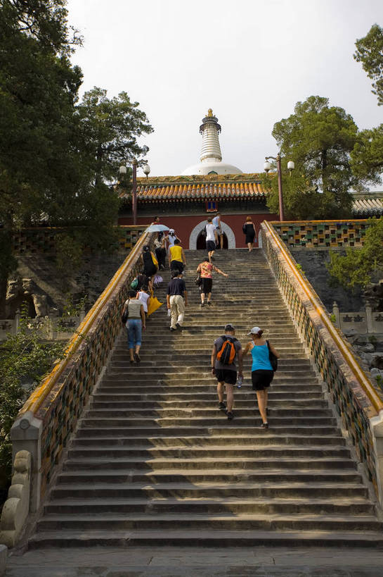 宫殿,竖图,彩色,室外,白天,旅游,建材,石头,建筑,雕塑,北海公园,北京,中国,亚洲,艺术,装饰,龙,雕刻,雕像,瓦片,屋顶,走廊,瓦,白塔,墙壁,红色,蓝色,绿色,工艺品,摄影,建造,纪念,五颜六色,美术,色彩斑斓,主题,五彩缤纷,陈列,建筑材料,东亚,屋瓦,中华人民共和国,功能,美学,五彩斑斓,皇家园林,五光十色,彩图,旅行,目的地,屋面瓦,bj174
