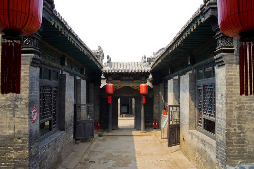 横图,彩色,室外,白天,旅游,建筑,中国,亚洲,对称,木制,灯笼,雕刻,书法,瓦片,庭院,屋顶,文化遗产,古城,历史,红灯笼,木刻,民居,古代,木制品,摄影,天井,中国文化,东亚,山西,山西省,清朝,砖雕,中华人民共和国,华北地区,晋,晋中,晋中市,古远,古代文明,乔家大院,彩图,旅行,目的地,传统文化,祁县,祁县民俗博物馆,bj174