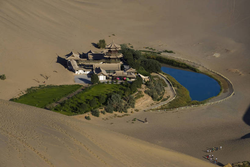 横图,彩色,旅游,度假,湖,美景,名胜古迹,沙漠,标志建筑,地标,建筑,敦煌,中国,亚洲,遗迹,黄沙,沙子,线条,房屋,楼阁,亭子,屋子,景观,月牙,辽阔,沙丘,古迹,文物,娱乐,建设,古建筑,楼房,树,黄色,蓝色,自然,凉亭,享受,休闲,广阔,金色,旅游胜地,景色,放松,摄影,地理,绿洲,环境,自然风光,古文明,东亚,甘肃,甘肃省,中华人民共和国,西北地区,甘,酒泉,酒泉市,亭台楼阁,苍凉,敦煌鸣沙山,月牙泉,大漠,彩图,房子,鸣沙山,架空,bj174