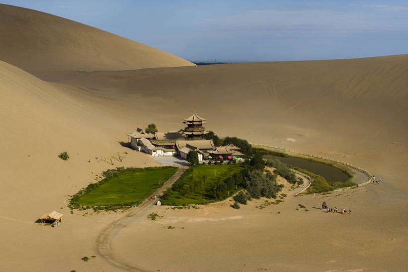 横图,彩色,旅游,度假,湖,美景,名胜古迹,沙漠,标志建筑,地标,建筑,敦煌,中国,亚洲,遗迹,黄沙,沙子,线条,房屋,楼阁,亭子,屋子,景观,月牙,辽阔,沙丘,古迹,文物,娱乐,建设,古建筑,楼房,树,黄色,蓝色,自然,凉亭,享受,休闲,广阔,金色,旅游胜地,景色,放松,摄影,地理,绿洲,环境,自然风光,古文明,东亚,甘肃,甘肃省,中华人民共和国,西北地区,甘,酒泉,酒泉市,亭台楼阁,苍凉,敦煌鸣沙山,月牙泉,大漠,彩图,房子,鸣沙山,架空,bj174