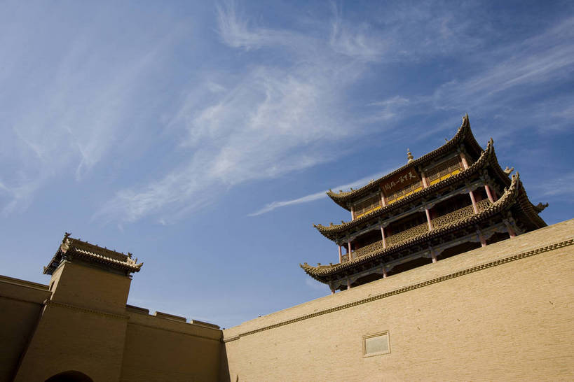 横图,室外,白天,名胜古迹,沙漠,建筑,长城,敦煌,中国,亚洲,一排,清澈,墙,文化遗产,城墙,蓝天,天空,阳光,自然,天,金色,旅游胜地,摄影,城楼,烽火台,东亚,甘肃,甘肃省,嘉峪关,中华人民共和国,西北地区,甘,嘉峪关市,砂石,明澈,清彻,清亮,彩图,bj174
