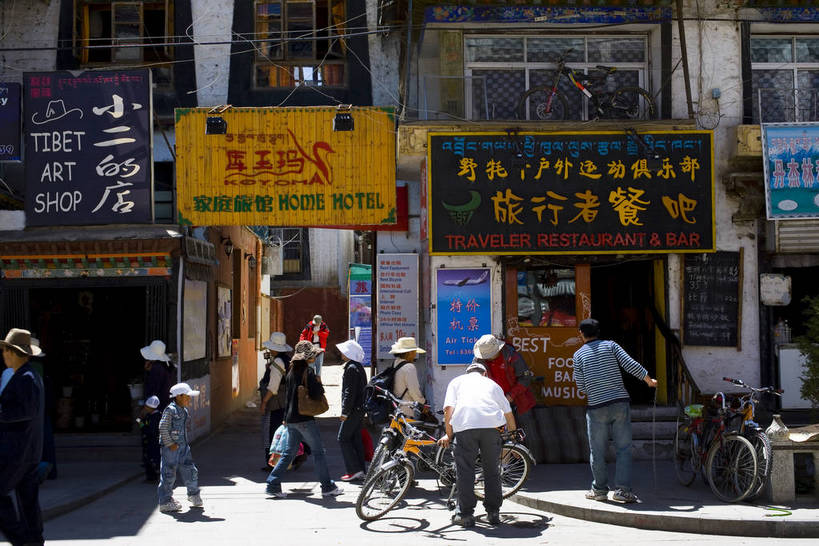 人群,横图,室外,白天,建筑,中国,亚洲,风俗,民俗,集市,文化,拉萨,西藏,少数民族,民族,蓝天,旅游胜地,摄影,宗教,市集,中国文化,忙碌,东亚,藏传佛教,八角街,中华人民共和国,八廓街,彩图,店铺,中国少数民族,bj174