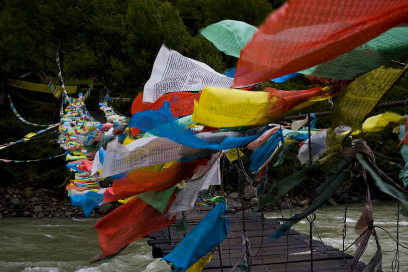 横图,室外,白天,河流,名胜古迹,旗帜,中国,亚洲,朝拜,节日,山峦,文化,西藏,经幡,少数民族,民族,天空,自然,祈祷,健康,旅游胜地,许愿,摄影,宗教,吊桥,佛教,信仰,纪念,祈求,东亚,经文,藏传佛教,中华人民共和国,平安,彩图,中国少数民族,bj174