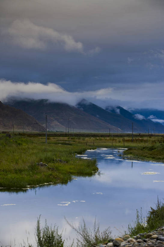 竖图,室外,白天,畜牧业,农作物,草地,草坪,河流,名胜古迹,植物,中国,亚洲,清澈,云,山峦,文化,西藏,少数民族,民族,草,树木,绿色,天空,自然,天,旅游胜地,摄影,自然风光,东亚,藏传佛教,中华人民共和国,明澈,清彻,清亮,彩图,积云,中国少数民族,林芝县,草甸,bj174