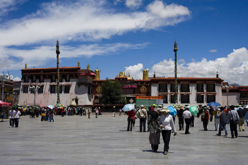 宫殿,横图,室外,白天,旅游,度假,神秘,名胜古迹,标志建筑,地标,建筑,中国,亚洲,朝拜,遗迹,房屋,古迹,历史,文化,文物,娱乐,建设,传统,古建筑,拉萨,西藏,少数民族,民族,古代,祈祷,享受,休闲,旅游胜地,放松,摄影,宗教,佛教,宫廷,经书,藏,古文明,东亚,佛陀,西藏自治区,藏传佛教,八角街,首府,中华人民共和国,大昭寺,西南地区,拉萨市,王宫,古远,八廓街,彩图,皇宫,庙,中国少数民族,bj174