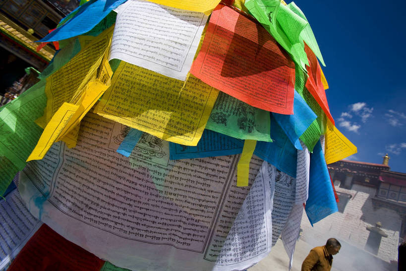 宫殿,横图,室外,白天,旅游,度假,神秘,名胜古迹,标志建筑,地标,建筑,旗帜,中国,亚洲,朝拜,遗迹,房屋,古迹,历史,文化,文物,娱乐,建设,传统,古建筑,拉萨,西藏,经幡,少数民族,民族,古代,祈祷,享受,休闲,旅游胜地,放松,摄影,宗教,佛教,宫廷,经书,藏,古文明,东亚,佛陀,经文,西藏自治区,藏传佛教,八角街,首府,中华人民共和国,大昭寺,西南地区,藏文,拉萨市,王宫,古远,八廓街,彩图,皇宫,庙,中国少数民族,bj174