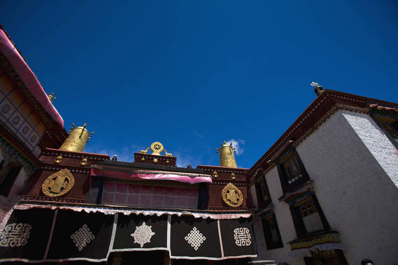 宫殿,横图,室外,白天,旅游,度假,神秘,名胜古迹,标志建筑,地标,建筑,中国,亚洲,朝拜,遗迹,房屋,古迹,历史,文化,文物,娱乐,建设,传统,古建筑,金顶,拉萨,西藏,少数民族,民族,古代,蓝天,祈祷,享受,休闲,旅游胜地,放松,摄影,宗教,佛教,宫廷,经书,藏,古文明,东亚,佛陀,西藏自治区,藏传佛教,八角街,首府,中华人民共和国,大昭寺,西南地区,拉萨市,王宫,古远,八廓街,彩图,皇宫,庙,中国少数民族,bj174