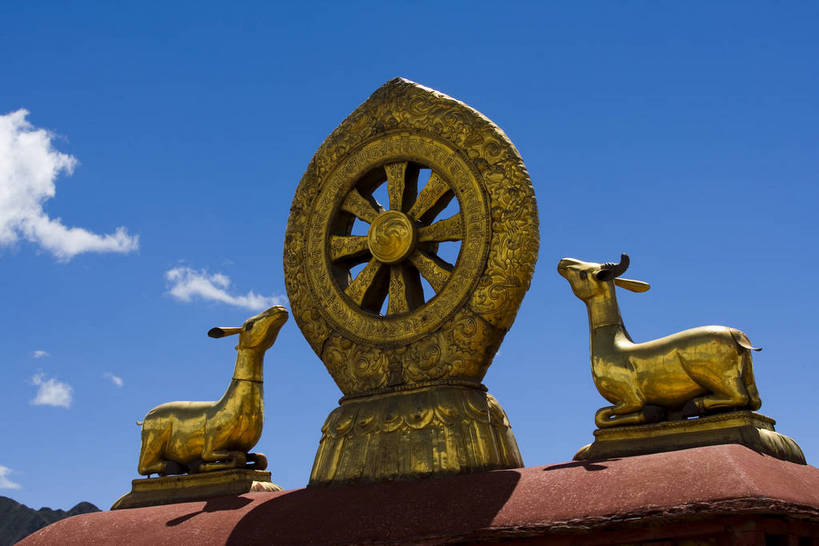 宫殿,横图,室外,白天,旅游,度假,神秘,名胜古迹,山脉,标志建筑,地标,建筑,中国,亚洲,朝拜,遗迹,房屋,云,云朵,云彩,古迹,历史,文化,文物,娱乐,建设,传统,古建筑,金顶,拉萨,西藏,少数民族,民族,古代,蓝色,白云,蓝天,天空,天,祈祷,享受,休闲,旅游胜地,放松,摄影,宗教,佛教,晴朗,宫廷,经书,藏,古文明,东亚,佛陀,西藏自治区,藏传佛教,八角街,首府,中华人民共和国,大昭寺,西南地区,拉萨市,王宫,古远,八廓街,晴空,彩图,皇宫,庙,中国少数民族,bj174