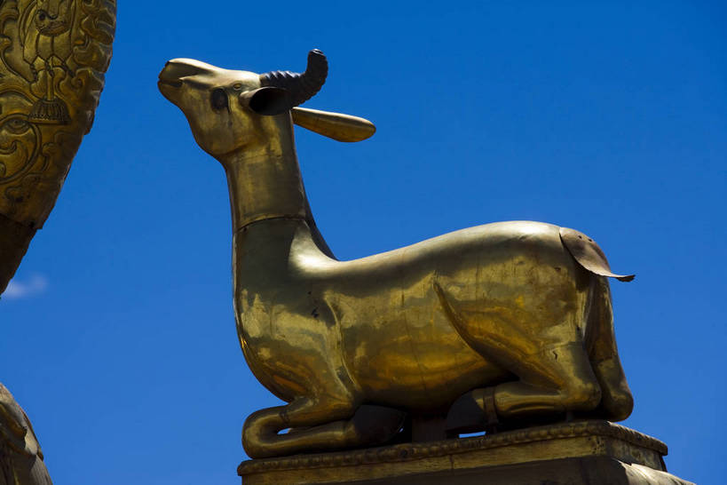 宫殿,横图,室外,白天,旅游,度假,神秘,名胜古迹,山脉,标志建筑,地标,建筑,中国,亚洲,朝拜,遗迹,房屋,云,云朵,云彩,古迹,历史,文化,文物,娱乐,建设,传统,古建筑,金顶,拉萨,西藏,少数民族,民族,古代,蓝色,白云,蓝天,天空,天,祈祷,享受,休闲,旅游胜地,放松,摄影,宗教,佛教,晴朗,宫廷,经书,藏,古文明,东亚,佛陀,西藏自治区,藏传佛教,八角街,首府,中华人民共和国,大昭寺,西南地区,拉萨市,王宫,古远,八廓街,晴空,彩图,皇宫,庙,中国少数民族,bj174