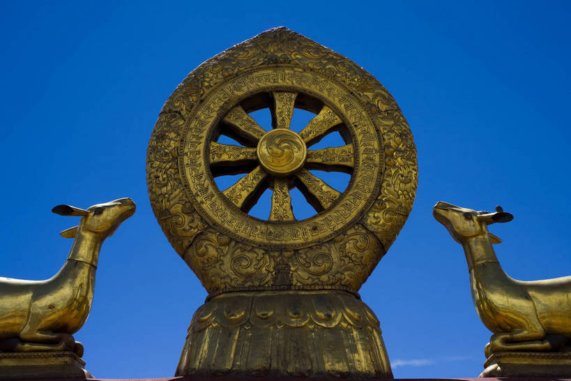 宫殿,横图,室外,白天,旅游,度假,神秘,名胜古迹,山脉,标志建筑,地标,建筑,中国,亚洲,朝拜,遗迹,房屋,云,云朵,云彩,古迹,历史,文化,文物,娱乐,建设,传统,古建筑,金顶,拉萨,西藏,少数民族,民族,古代,蓝色,白云,蓝天,天空,天,祈祷,享受,休闲,旅游胜地,放松,摄影,宗教,佛教,晴朗,宫廷,经书,藏,古文明,东亚,佛陀,西藏自治区,藏传佛教,八角街,首府,中华人民共和国,大昭寺,西南地区,拉萨市,王宫,古远,八廓街,晴空,彩图,皇宫,庙,中国少数民族,bj174