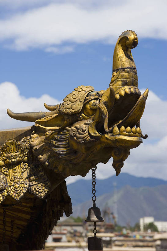 宫殿,竖图,室外,白天,旅游,度假,神秘,名胜古迹,山脉,标志建筑,地标,建筑,中国,亚洲,朝拜,遗迹,房屋,云,云朵,云彩,古迹,历史,文化,文物,娱乐,建设,传统,古建筑,金顶,拉萨,西藏,少数民族,民族,古代,蓝色,白云,蓝天,天空,天,祈祷,享受,休闲,旅游胜地,放松,摄影,宗教,佛教,晴朗,宫廷,经书,藏,古文明,东亚,佛陀,西藏自治区,藏传佛教,八角街,首府,中华人民共和国,大昭寺,西南地区,拉萨市,王宫,古远,八廓街,晴空,彩图,皇宫,庙,中国少数民族,bj174