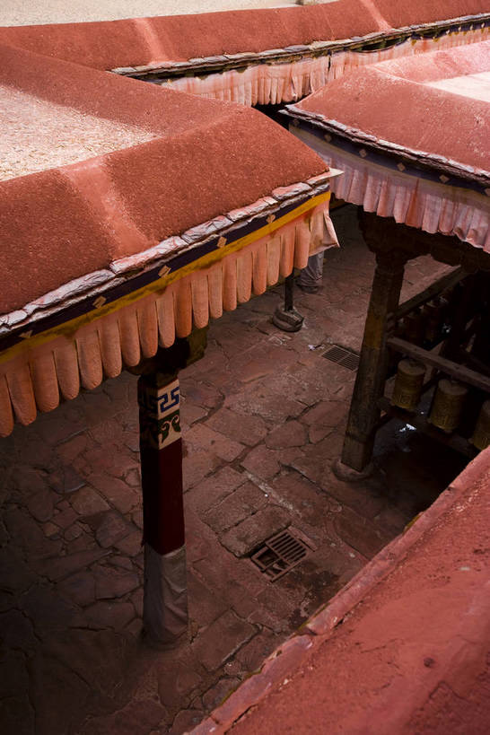 宫殿,竖图,室外,白天,旅游,度假,神秘,建材,名胜古迹,标志建筑,地标,建筑,中国,亚洲,朝拜,遗迹,瓦片,柱子,房屋,瓦,古迹,历史,文化,文物,娱乐,建设,传统,古建筑,拉萨,西藏,少数民族,民族,古代,祈祷,享受,休闲,旅游胜地,放松,竖,摄影,宗教,建造,佛教,宫廷,经书,藏,建筑材料,古文明,东亚,佛陀,西藏自治区,屋瓦,藏传佛教,八角街,首府,中华人民共和国,大昭寺,西南地区,拉萨市,王宫,古远,八廓街,彩图,皇宫,庙,中国少数民族,屋面瓦,bj174