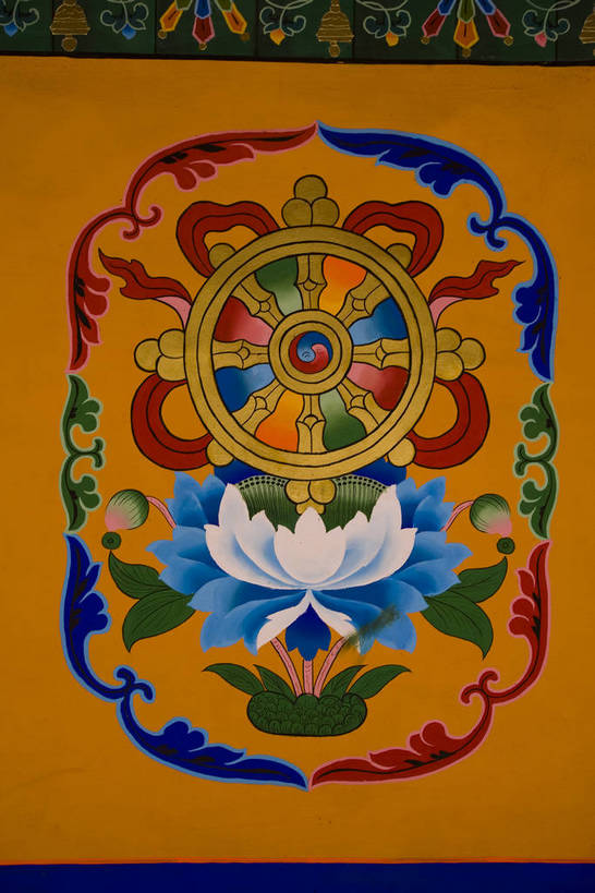 宫殿,竖图,室外,白天,旅游,度假,绘画,神秘,名胜古迹,标志建筑,地标,建筑,中国,亚洲,朝拜,遗迹,艺术,装饰,房屋,墙,古迹,历史,文化,文物,娱乐,建设,传统,古建筑,拉萨,西藏,少数民族,民族,壁画,墙壁,墙面,古代,祈祷,享受,休闲,旅游胜地,放松,摄影,宗教,佛教,华丽,修饰,点缀,宫廷,经书,藏,古文明,东亚,油彩,佛陀,西藏自治区,藏传佛教,唐卡,八角街,首府,中华人民共和国,大昭寺,西南地区,衬托,美观,雅致,雅观,拉萨市,王宫,古远,八廓街,画画,彩图,皇宫,庙,唐嘎,唐喀,中国少数民族,唐卡壁画,bj174