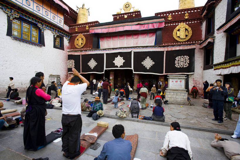 宫殿,横图,室外,白天,旅游,度假,神秘,名胜古迹,标志建筑,地标,建筑,中国,亚洲,朝拜,节日,遗迹,房屋,古迹,历史,文化,文物,娱乐,建设,传统,古建筑,金顶,拉萨,西藏,少数民族,民族,古代,祈祷,祈福,享受,休闲,健康,旅游胜地,放松,许愿,摄影,宗教,佛教,信仰,纪念,大众,祈求,宫廷,经书,群众,藏,藏族,古文明,东亚,佛陀,西藏自治区,藏传佛教,八角街,首府,中华人民共和国,大昭寺,西南地区,拉萨市,王宫,古远,八廓街,磕头,朝圣者,人民,平安,彩图,皇宫,庙,中国少数民族,叩拜,bj174