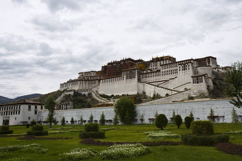 宫殿,横图,白天,名胜古迹,建筑,布达拉宫,中国,亚洲,文化遗产,绿化,文化,古建筑,拉萨,西藏,少数民族,民族,树木,蓝天,旅游胜地,摄影,佛教,花草,中国文化,东亚,藏传佛教,世界文化遗产,中华人民共和国,彩图,中国少数民族,bj174