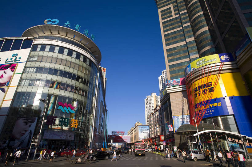 高楼大厦,横图,室外,白天,购物,消费,城市风光,城市,建筑,商场,中国,亚洲,雕像,现代化,旅游胜地,摩天大厦,金融,摄影,专卖店,选购,贸易,东亚,辽宁,沈阳,中华人民共和国,血拼,彩图,bj174