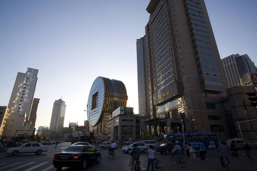 高楼大厦,横图,室外,白天,购物,消费,城市风光,城市,道路,建筑,路,商场,公路,中国,亚洲,雕像,交通,现代化,旅游胜地,摩天大厦,金融,摄影,专卖店,选购,贸易,东亚,辽宁,沈阳,中华人民共和国,血拼,马路,彩图,bj174